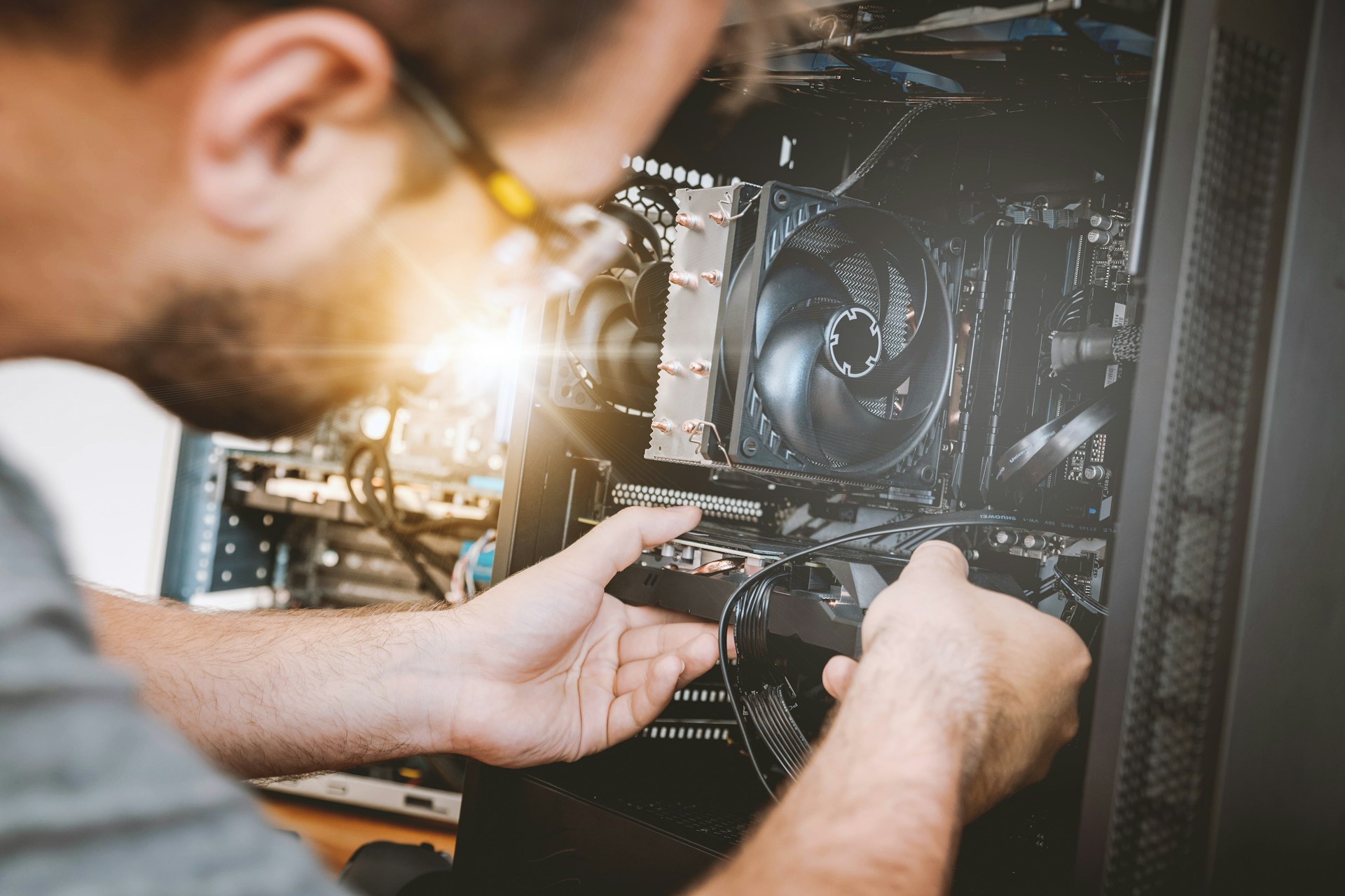 Un homme travaille sur un produit électronique